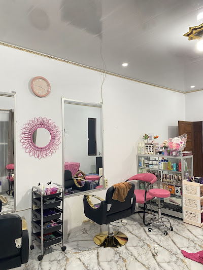 Contoh suasana dan hasil styling di salon wanita