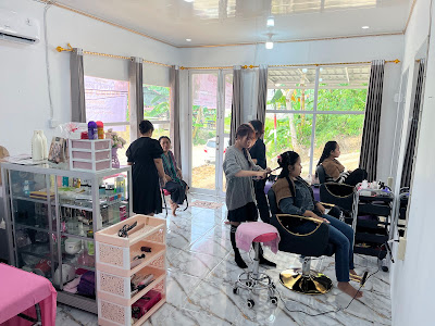 Suasana interior salon